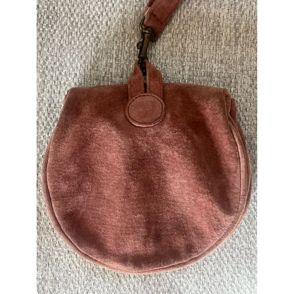 Women's Vintage Suede Leather Saddle Crossbody Bag in Dusty Rose - Picture 6 of 7